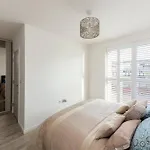Stylish 3-Bed Townhouse With 3 Baths In Southgate