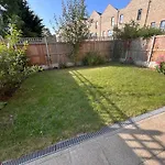 Stylish 3-Bed Townhouse With 3 Baths In Southgate