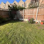 Stylish 3-Bed Townhouse With 3 Baths In Southgate