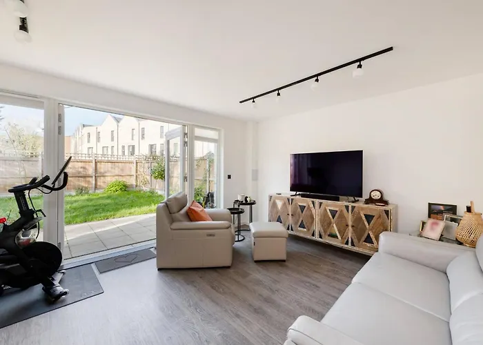 Stylish 3-Bed Townhouse With 3 Baths In Southgate