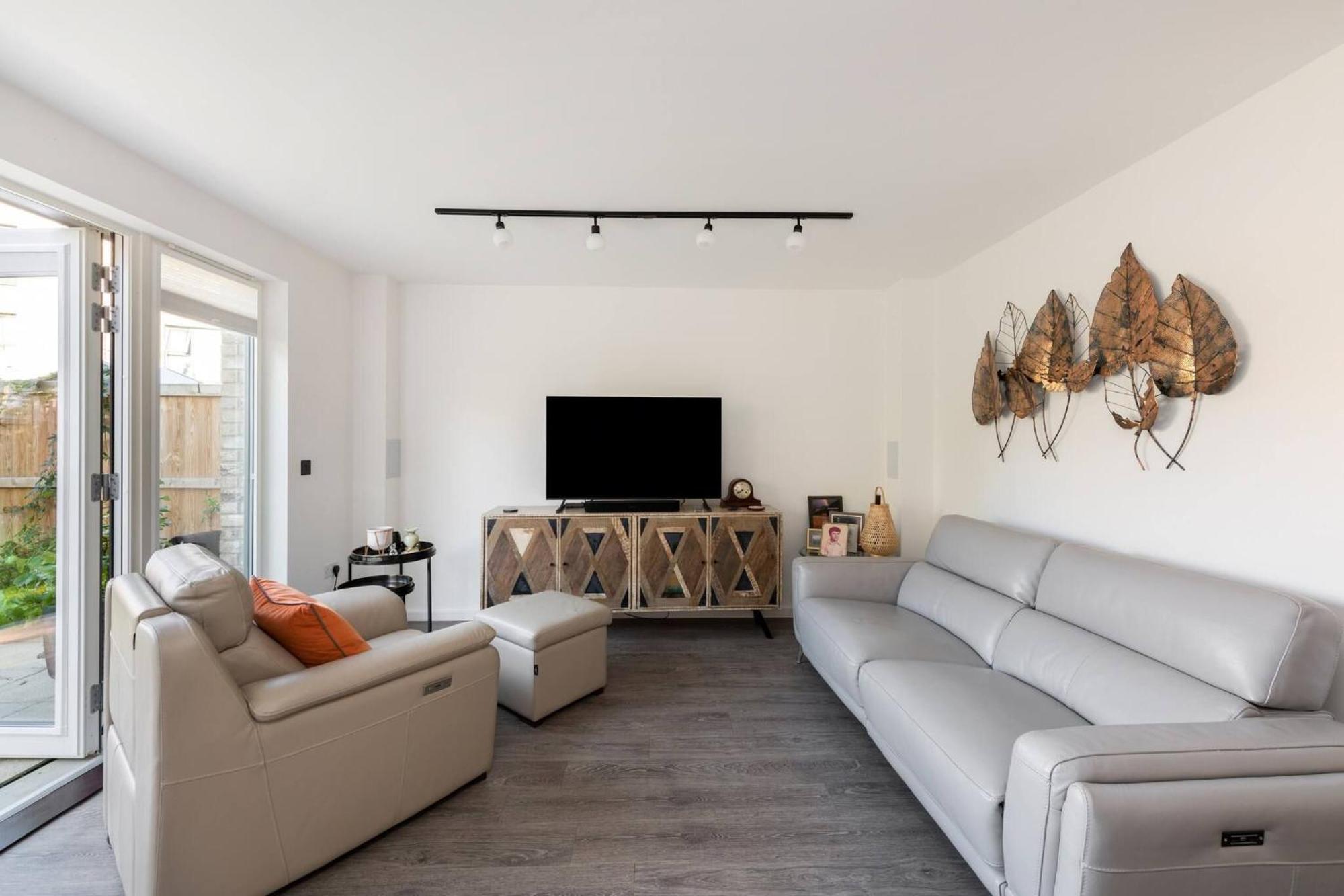 Stylish 3-bed Townhouse With 3 Baths In Southgate Londra