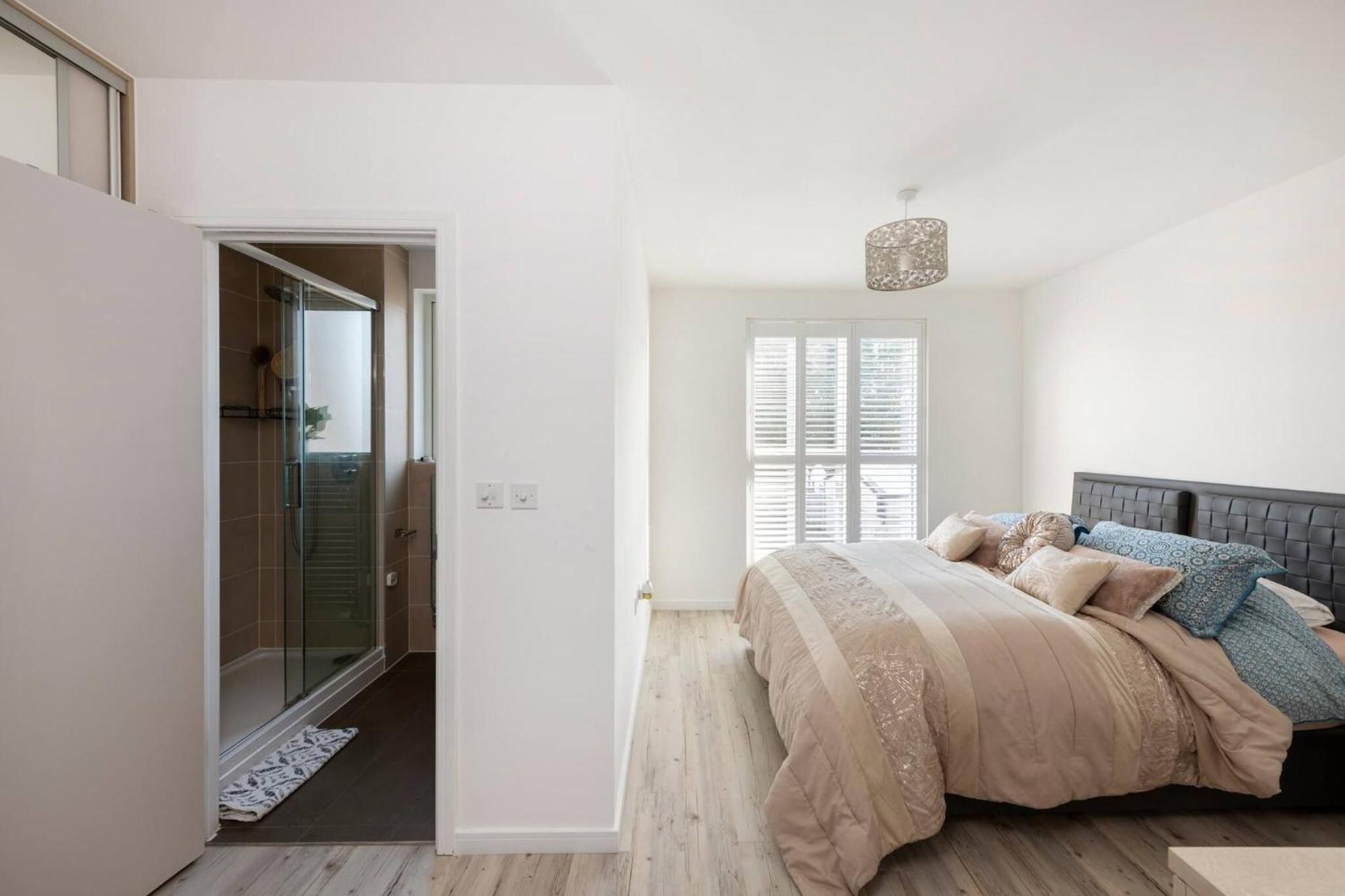 Stylish 3-bed Townhouse With 3 Baths In Southgate