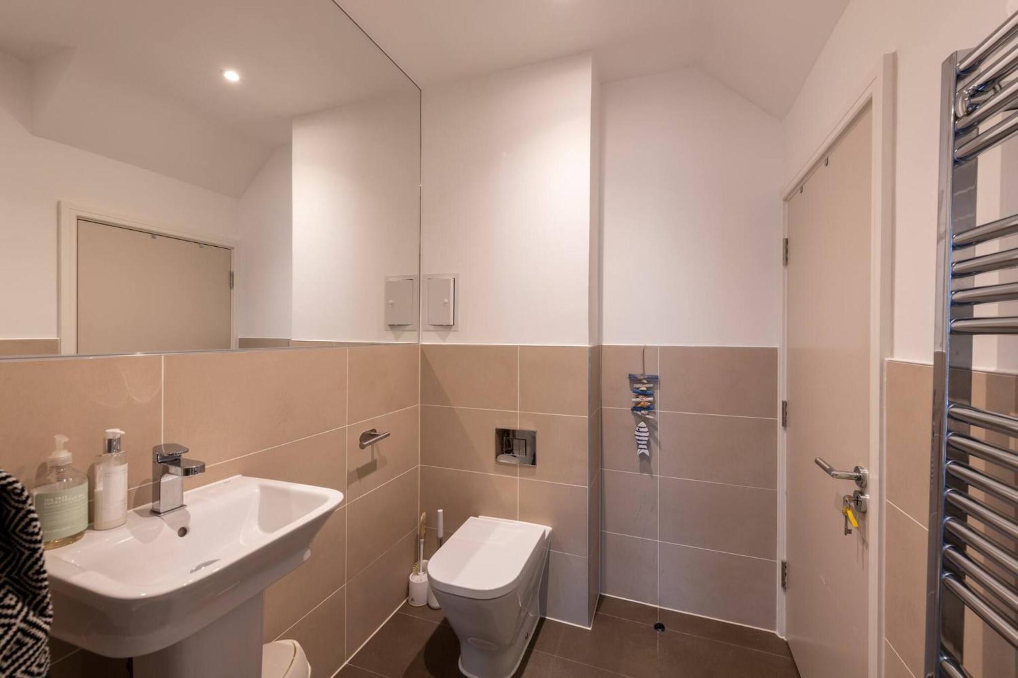 Stylish 3-bed Townhouse With 3 Baths In Southgate *