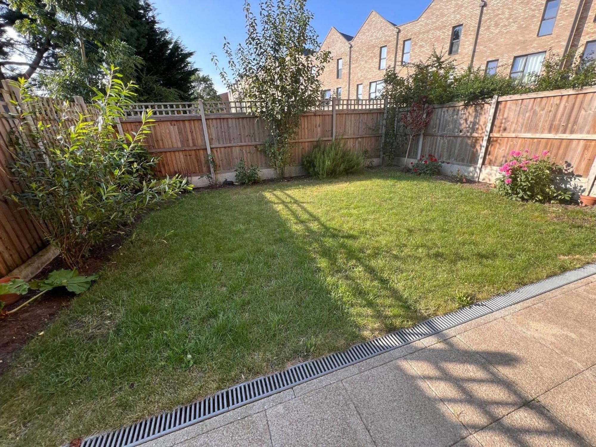 Stylish 3-bed Townhouse With 3 Baths In Southgate Londra