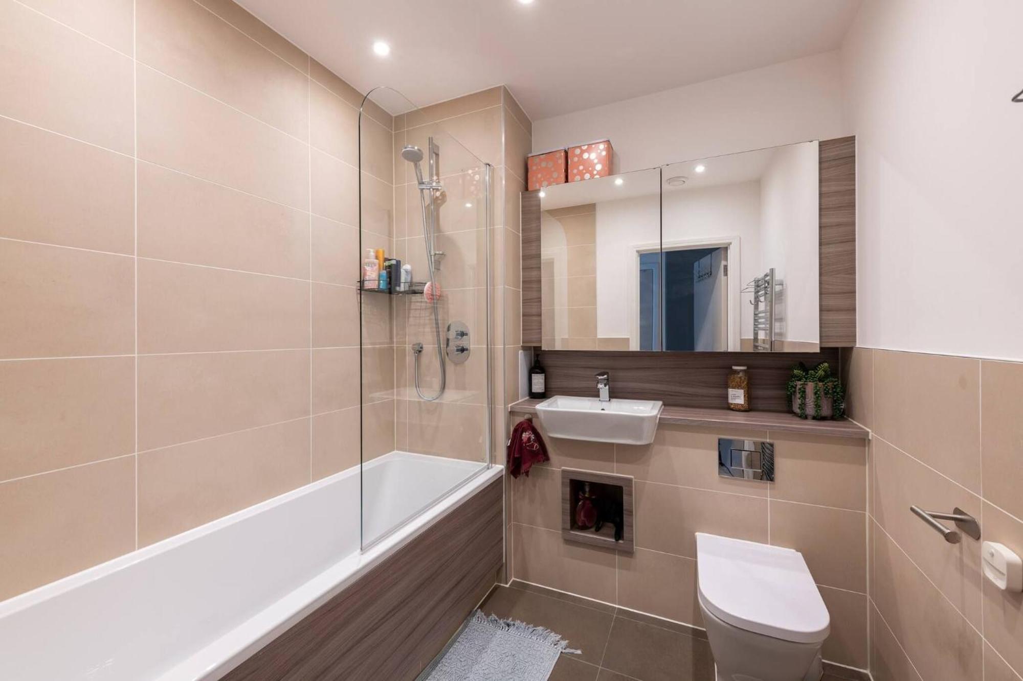 Stylish 3-bed Townhouse With 3 Baths In Southgate Appartamento Londra