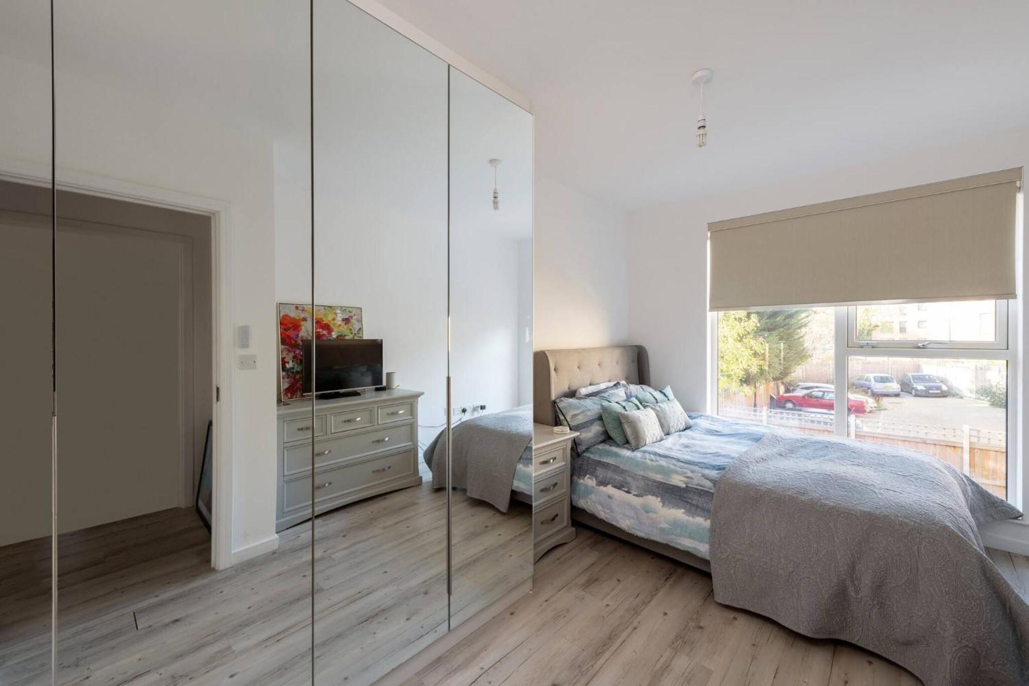 Stylish 3-bed Townhouse With 3 Baths In Southgate Londra
