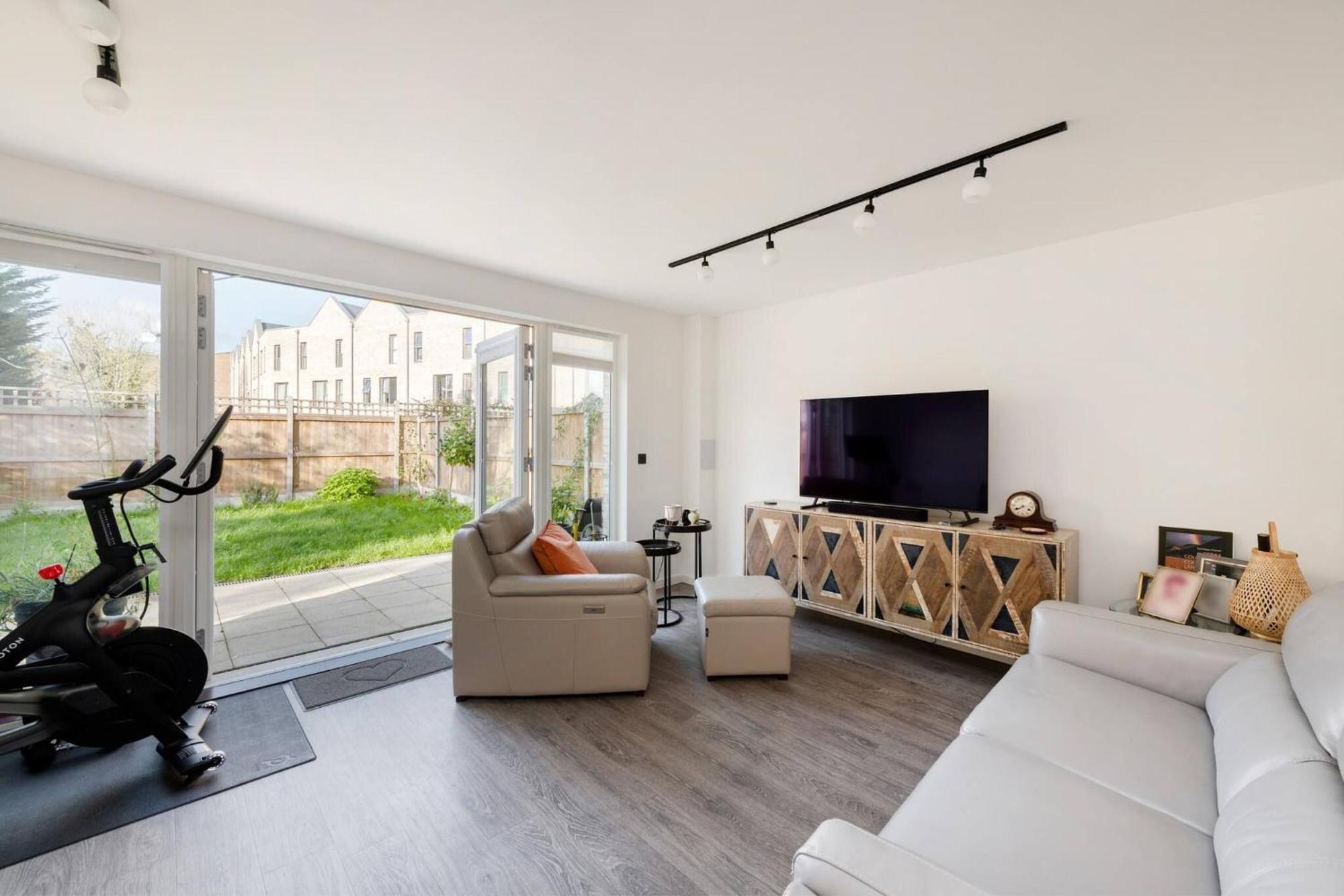 Stylish 3-bed Townhouse With 3 Baths In Southgate * Londra
