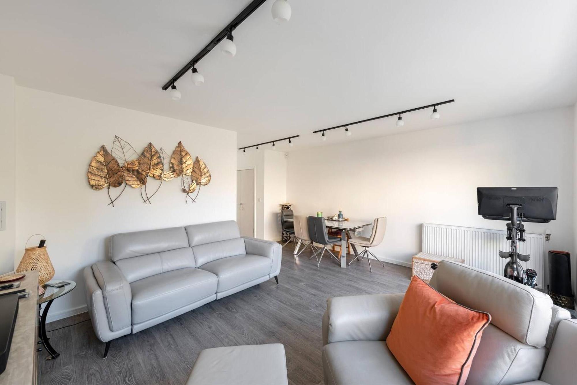 Stylish 3-bed Townhouse With 3 Baths In Southgate *