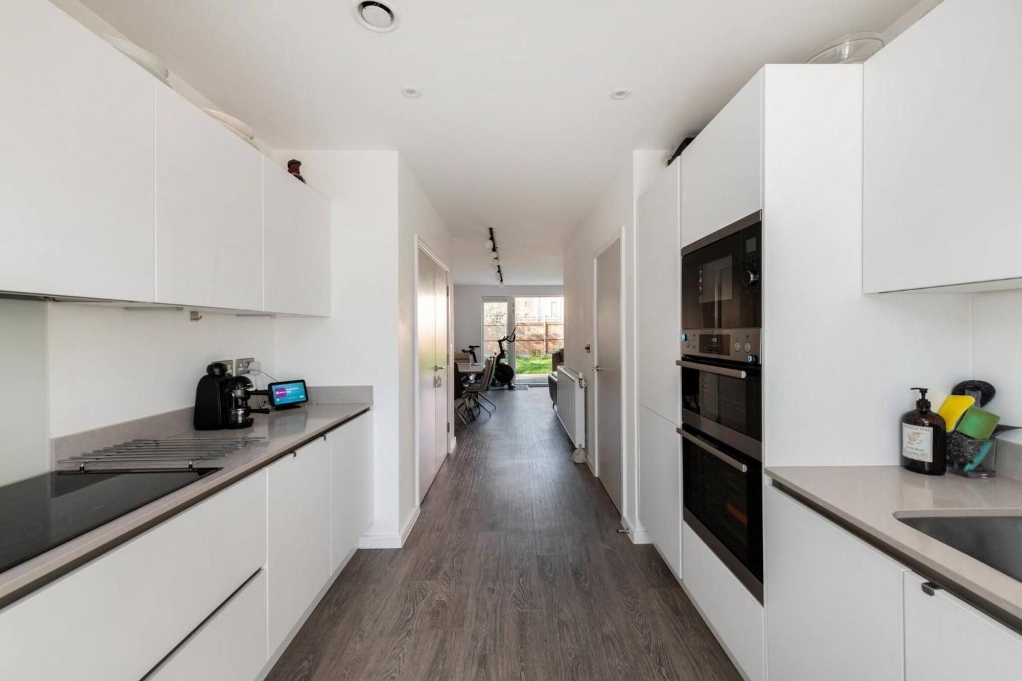 Stylish 3-bed Townhouse With 3 Baths In Southgate *